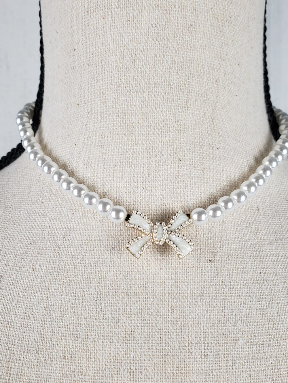 Pearl Choker Necklace with Bow Accent - White
